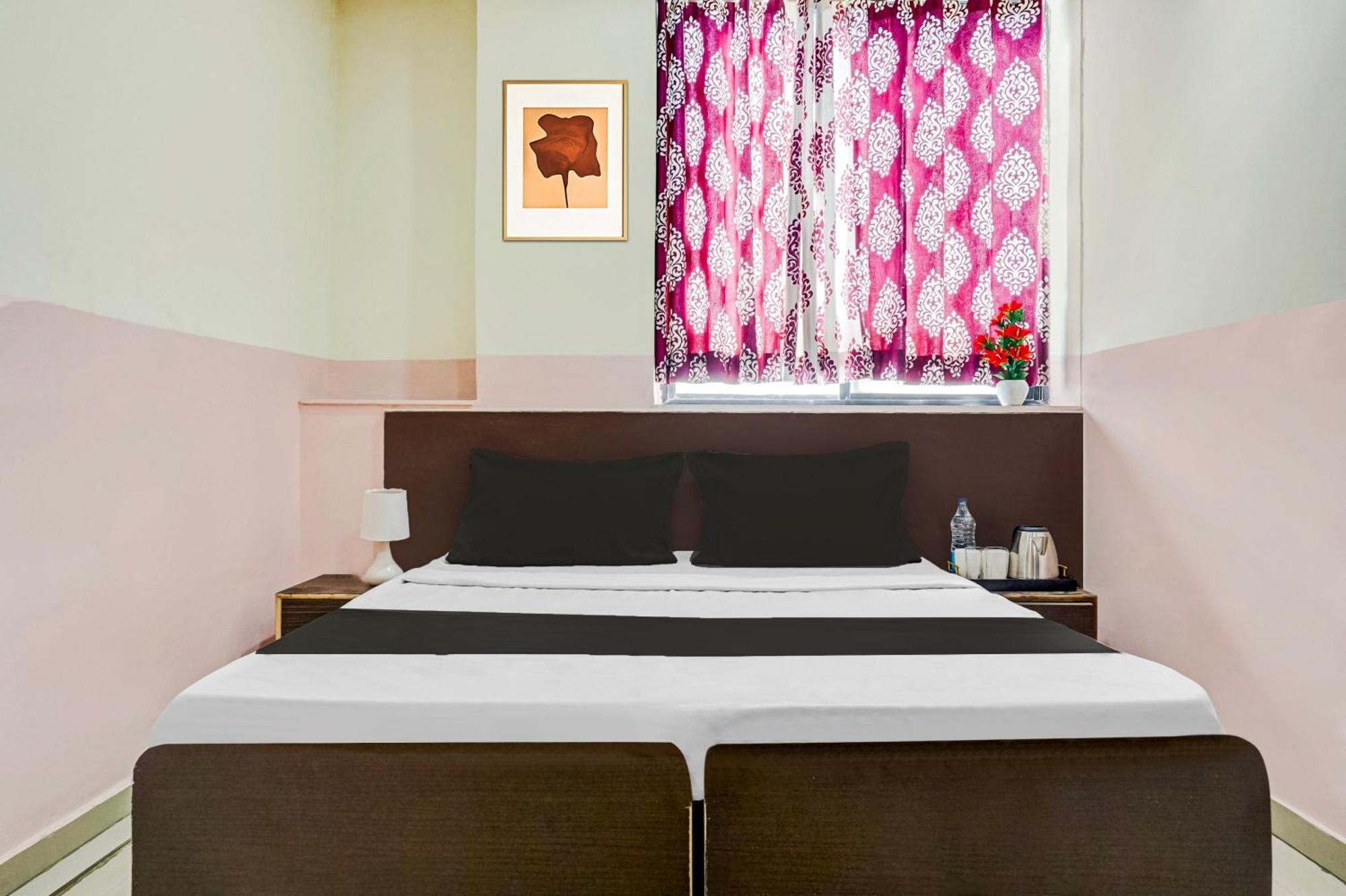 Hotel O Royal Lodge Koregaon 外观 照片