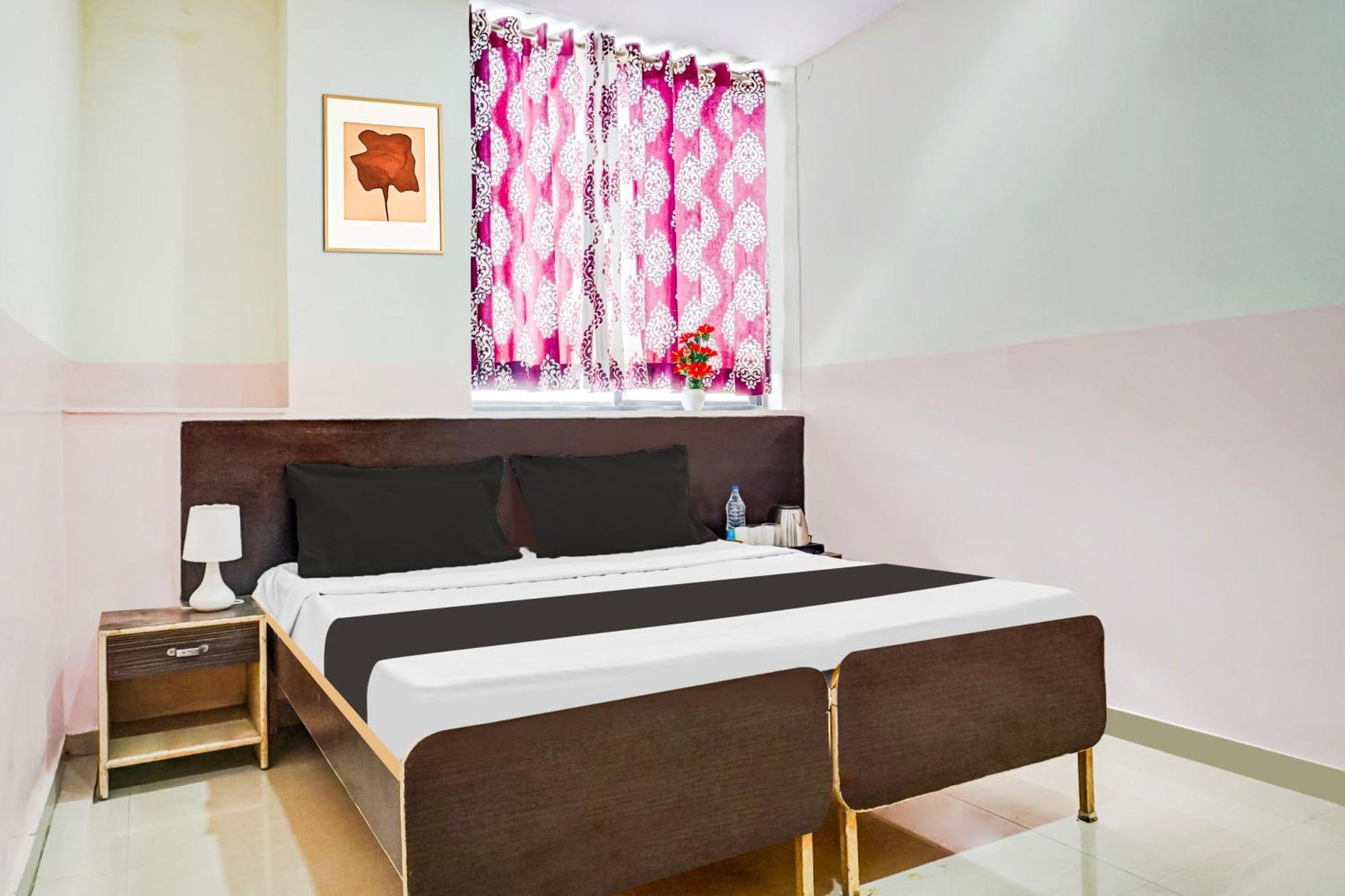 Hotel O Royal Lodge Koregaon 外观 照片