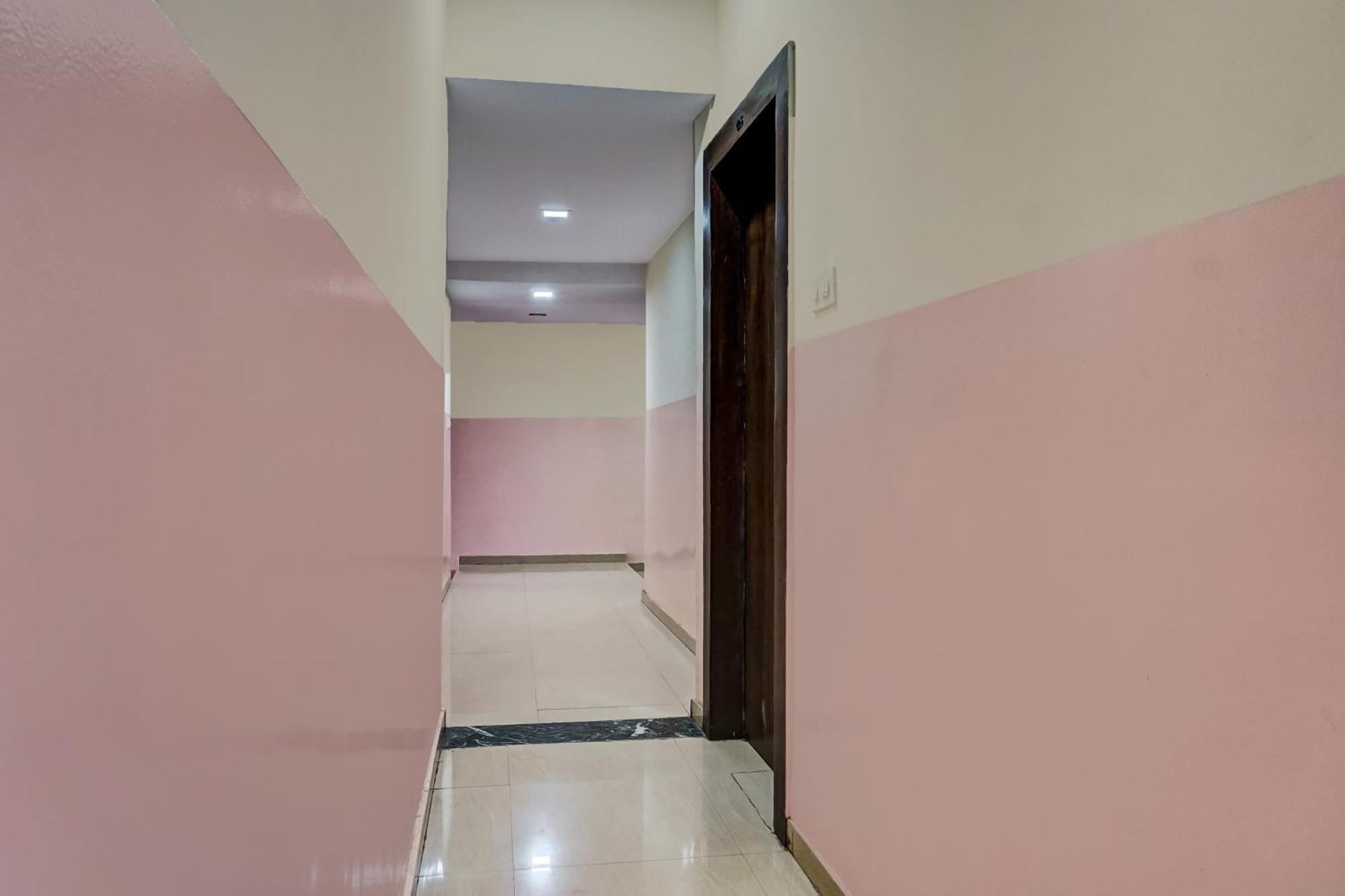 Hotel O Royal Lodge Koregaon 外观 照片
