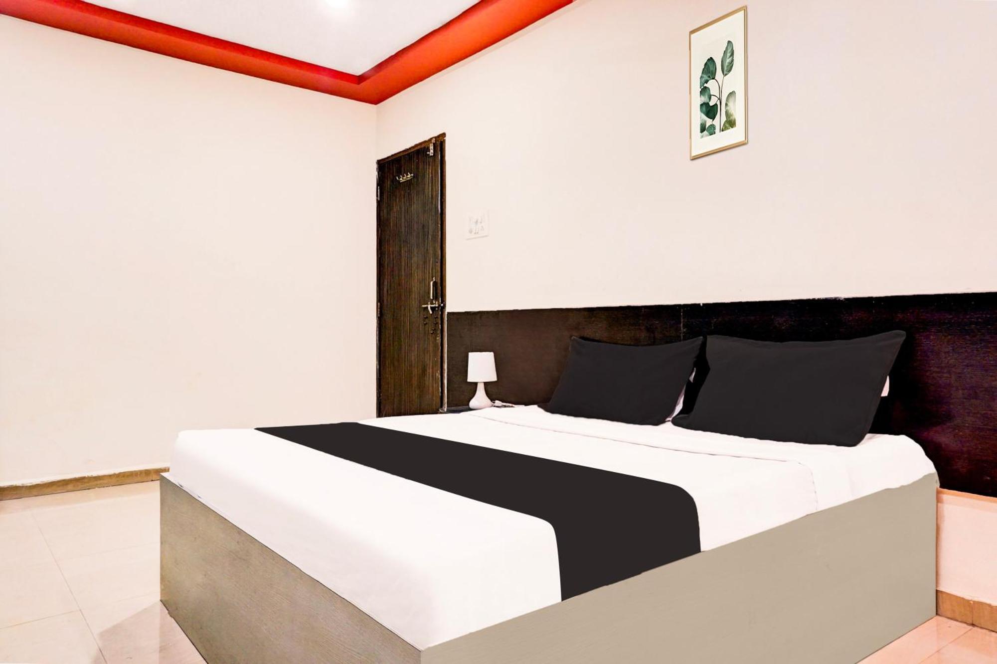 Hotel O Royal Lodge Koregaon 外观 照片